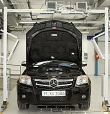 Dieser GLK ist mit on-board RFID-Technik ausgerüstet und kann jederzeit und an jedem Ort 130 in ihm verbaute Teile selbst über installierte Antennen und Reader identifizieren und das Ergebnis über WLAN mit dem Dokumentationssystem abgleichen. 